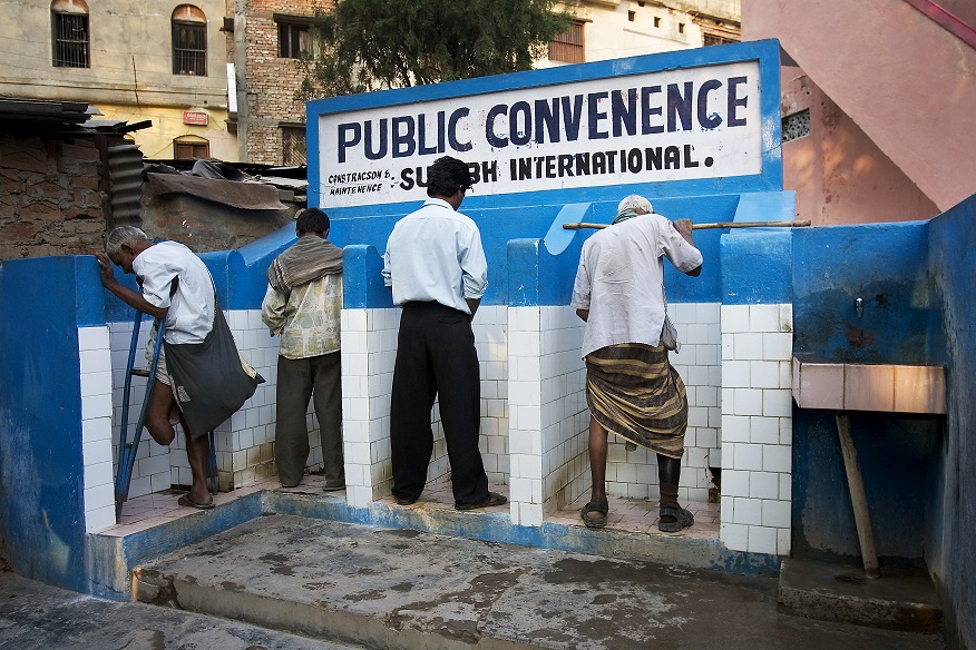 Varanasi_public_toilet.jpg